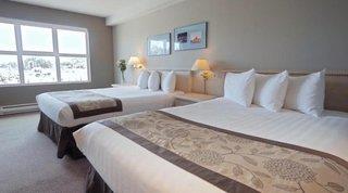 Quarterdeck Inn & Marina Resort
